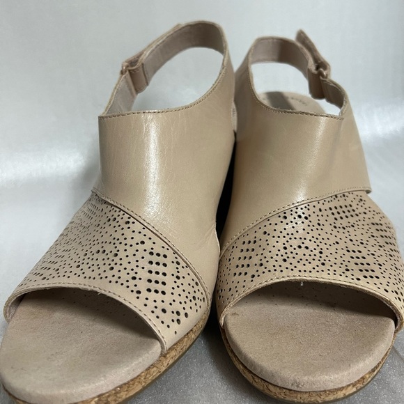 Clarks Collection Womens B Cream Wedges Sandals 10M Ankle Strap Cork Style Heel - Picture 8 of 16